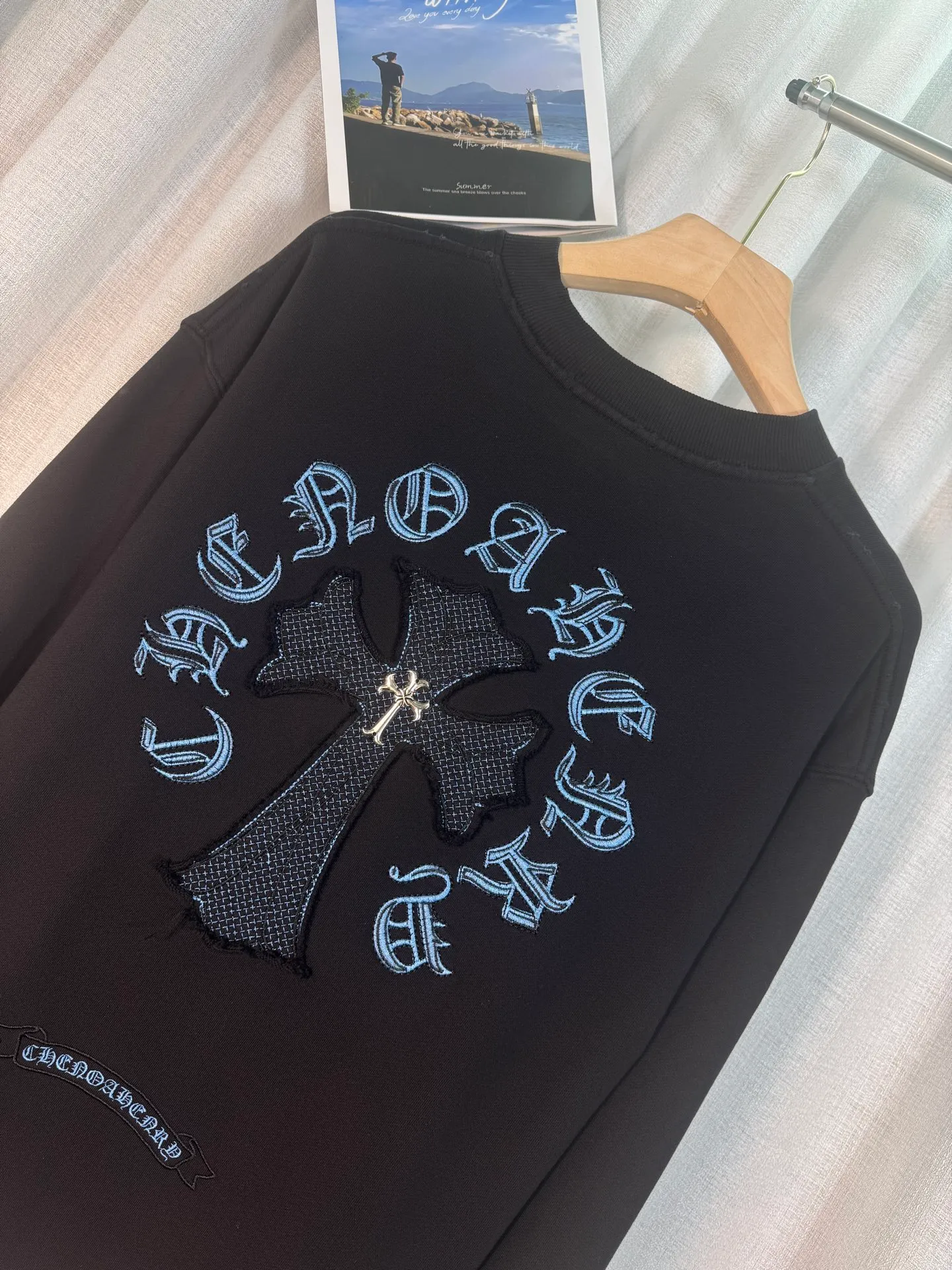 P260 top version, real shot without P, ​​different from market currency) 𝗖𝗵𝗿𝗼𝗺𝗲 𝗛𝗲𝗮𝗿𝘁𝘀/Cro Heart 2025 denim patch embroidery autumn and winter new original single counter American laser burnt 3D three-dimensional color embroidery couple casual sweatshirt 👑The highest version! Customized fabric 430g tripe terry fabric! American acid washed distressed original denim with burnt flowers ✟appliqué embroidery and exquisite embroidery of letters! The best-selling model in the counter, very comfortable to wear. Accessories: original molded and authenticated collar label➕100% silk wash label. Genuine purchase-grade original hangtag➕matching hanging rope➕3D hanging beads➕original packaging bag. Craftsmanship: The original version has consistent wiring! The highest version of the armhole matching technique! Color: White Black Size: S M L XL Style No.: 9330